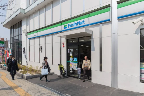 Persone che camminano sulla strada vicino FamilyMart — Foto Stock