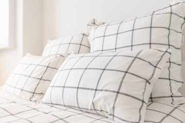 Beyaz yastıklar yığını