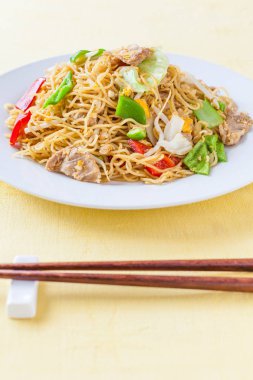 Ev yapımı kızarmış yumurta şehriye