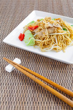 Ev yapımı kızarmış yumurta şehriye