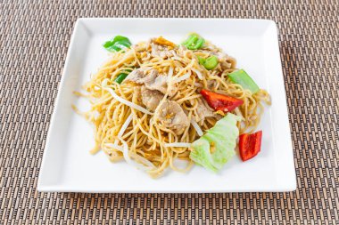 Ev yapımı kızarmış yumurta şehriye