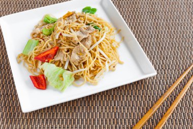 Ev yapımı kızarmış yumurta şehriye