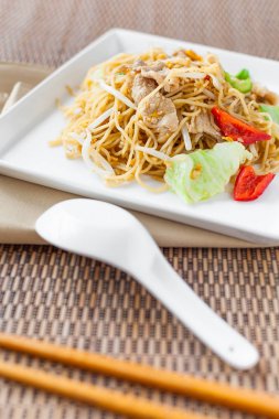 Ev yapımı kızarmış yumurta şehriye