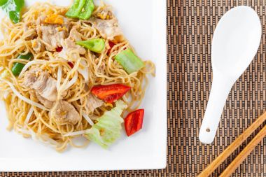 Ev yapımı kızarmış yumurta şehriye