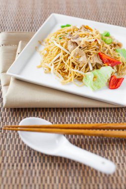 Ev yapımı kızarmış yumurta şehriye