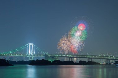 güzel havai fişek ile köprü