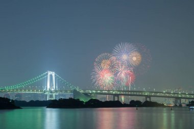 güzel havai fişek ile köprü