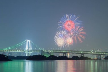 güzel havai fişek ile köprü