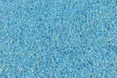 Yüzme havuzunda mavi su