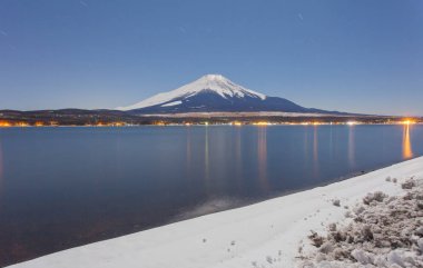 Ay ışığı ile Fuji Dağı  