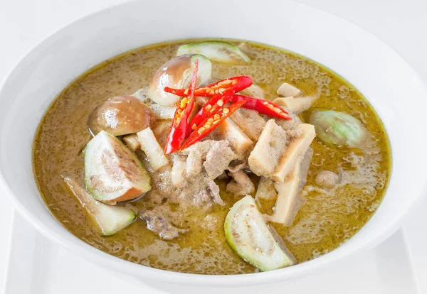 Green chicken curry with eggplants — Stock Photo, Image