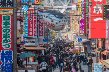 kalabalık turist Osaka Caddesi üzerinde