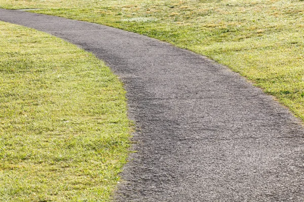 Pusty chodnik i trawa zielona — Zdjęcie stockowe