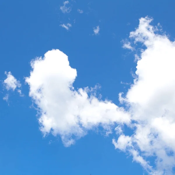 Céu azul e nuvens — Fotografia de Stock