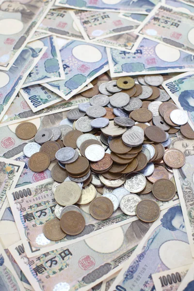 Банкноты и монеты японской иены — стоковое фото