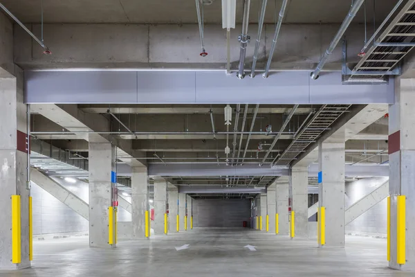 Estacionamento garagem interior subterrâneo — Fotografia de Stock