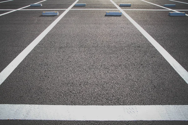 車の駐車場に空きスペース — ストック写真