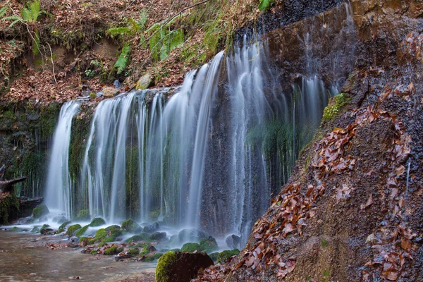 Водопад Ширайто осенью — стоковое фото