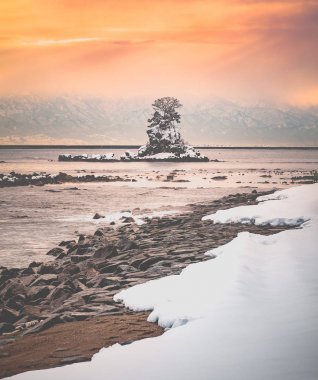 Amaharashi sahil ve Tateyama dağ