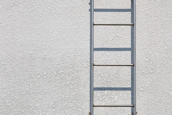 Fuite métallique devant un mur blanc — Photo