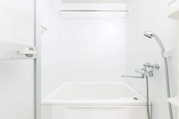 Nowa Biała łazienka — Zdjęcie stockowe
