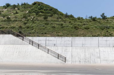 Deniz yüksek beton duvara
