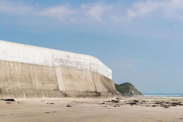 Mur en béton élevé au bord de la mer — Photo