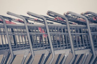 Sıra sıra alışveriş arabaları. 