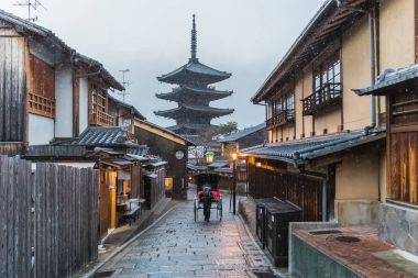 Japon pagoda ve eski ev 