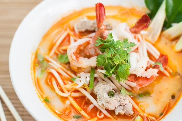 Macarrão branco com sopa de camarão azedo — Fotografia de Stock