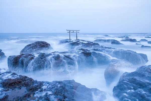 Puerta del santuario japonés en la orilla del mar — Foto de Stock