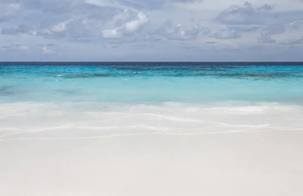 Beyaz kumlu plaj — Stok fotoğraf