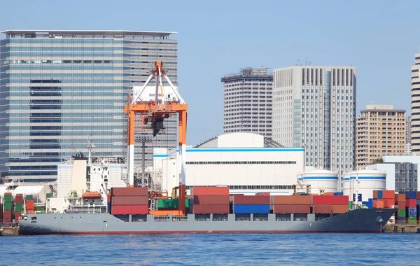 Vrachtschip op haven terminal — Stockfoto