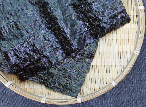 Нори на плетеной тарелке — стоковое фото