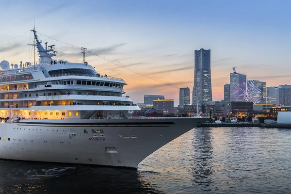 Cruise ship near Yokohama bay side — Stock Photo, Image