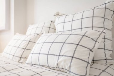 Beyaz yastıklar yığını