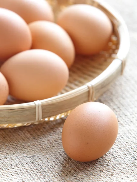 Stapel van verse eieren uit bruin — Stockfoto