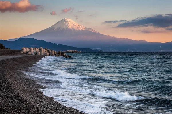 Berg fuji en zee strand — Stockfoto