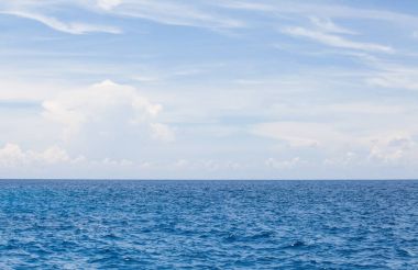 Mavi deniz suyu ve gökyüzü 