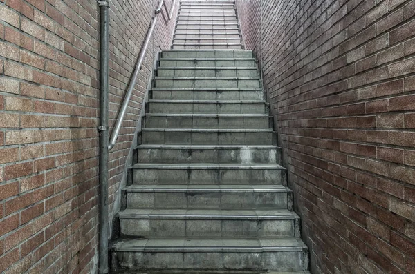 Alte unterirdische Betontreppe — Stockfoto