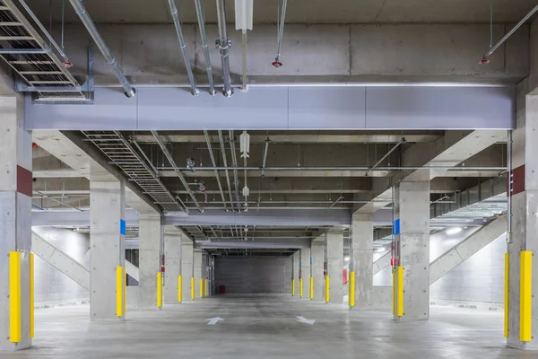 Parcheggio garage interno sotterraneo — Foto Stock