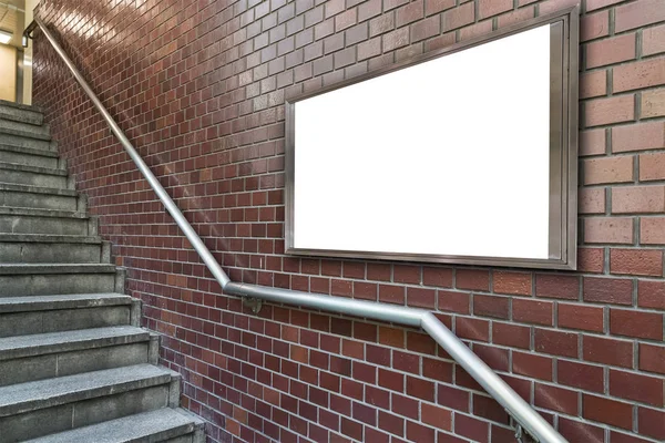 Kahverengi tuğla duvar üzerinde boş billboard — Stok fotoğraf