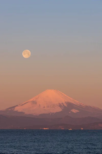 MT. Fuji och morgonen Full moon till sjöss — Stockfoto