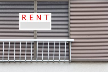 Evin Önünde Kiralık Emlak Tabelası