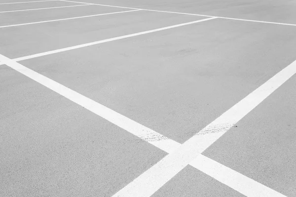 屋外の駐車場の空きスペース — ストック写真