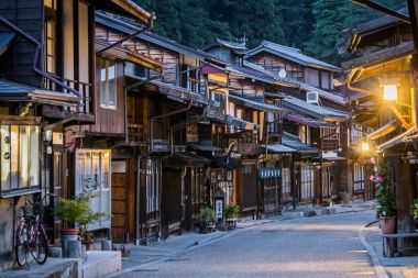 Narai-juku, Japonya-4 Eylül 2017: ısmarlayarak geleneksel ahşap mimarisi ile eski Japon şehrin. Narai-juku sonrası şehir Kiso Valley, Japonya