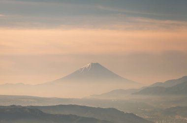 Dağ Fuji bahar sezonu sabah sis ile