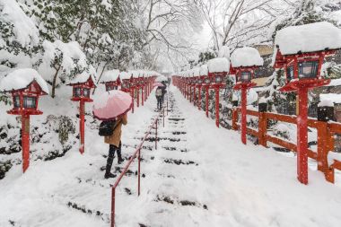 Kifune Tapınak, Kyoto-Ken, Japon, kışın taş merdiven ve kar ile geleneksel elektrik direğine düşmek
