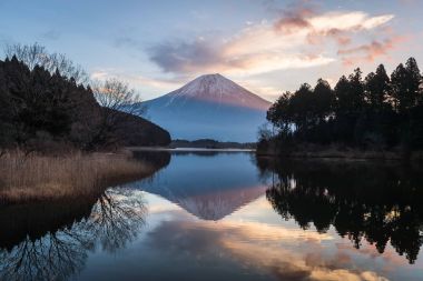 Fuji Dağı ve Gölü Tanumi güzel gündoğumu kış sezonu ile. Göl Tanuki Fuji Dağı, Japonya yakınındaki bir göldür. Fujinomiya, Shizuoka Prefecture, yer alır ve bir parçasıdır Fuji-Hakone-Izu Milli Parkı.