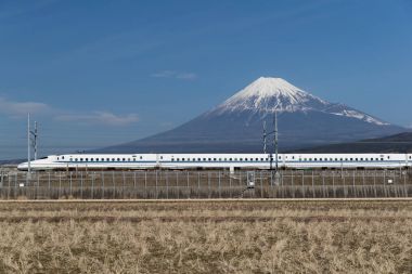 Tokaido Shinkansen dağ Fuji ile içinde arkasında. Shinkansen yüksek hızlı demiryolu hatları Japonya'da bir ağ 